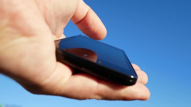 Γκρο πλαν των χεριών του ανθρώπου πληκτρολόγηση κειμένου σε Smartphone — Αρχείο Βίντεο