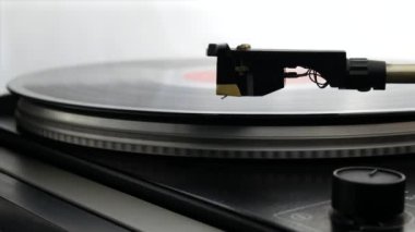 Stylus iğne disk döner birlikte oynarken vinil kayıt üzerinde bırakarak