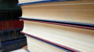 Eski antik Spines Bookshelf arka plan üzerinde kitaplar.