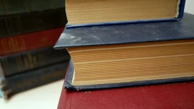 Bir yığın eski kitap