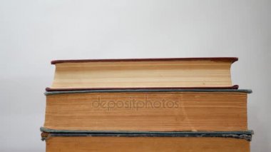 Eller eski kitaplar bir başka bir masaya götür.