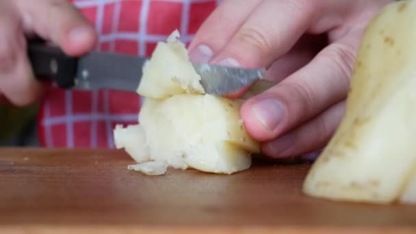 Batatas cozidas que cortam na placa de corte com faca — Vídeo de Stock