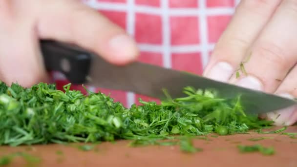 Cutting Dill ou fenouil sur planche à découper avec couteau — Video