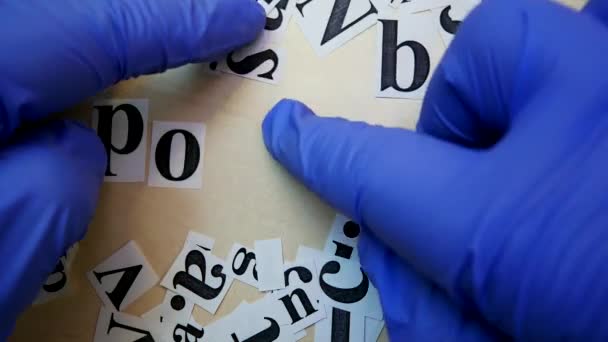 Main dans les gants bleus plis de papier Scraps Word possible — Video