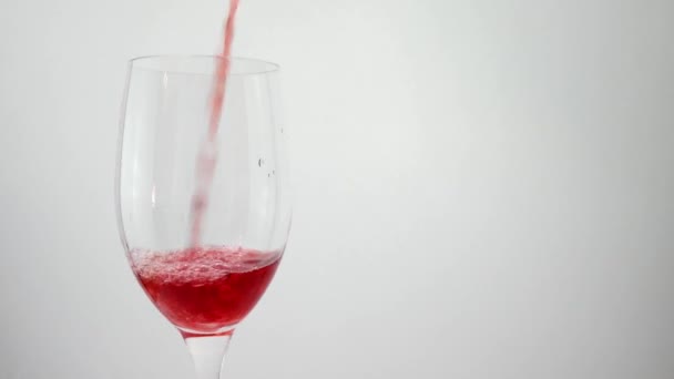 Czerwone wino wlewane do szklanki — Wideo stockowe
