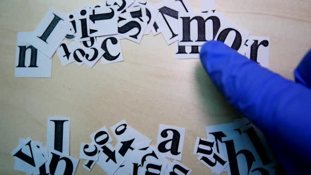 Nyomtatva a papír betűk alkotják a Word segítségével — Stock videók