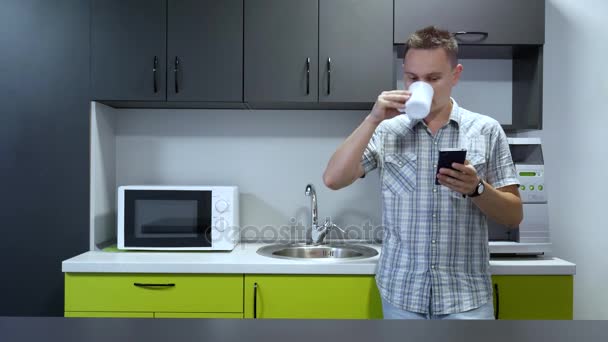 Людина на кухні з чашкою кави — стокове відео