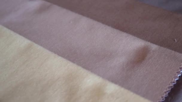 纺织纹理面料色板在裁缝车间 — 图库视频影像