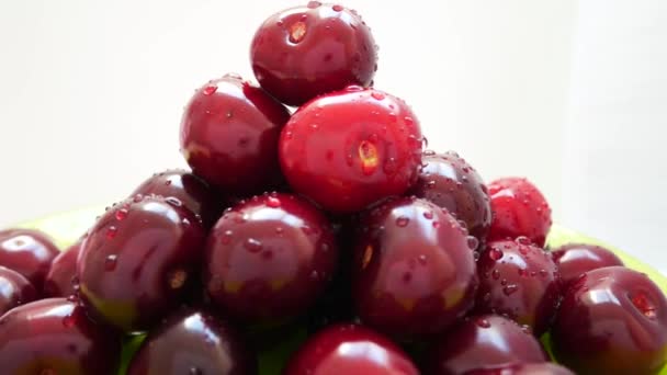 Stapel van kersen Rood Fruit met Waterdrop zijn draaien — Stockvideo