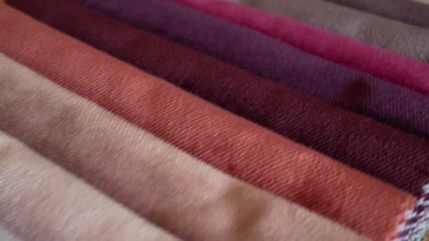Tekstylne tekstury próbki tkanin o warsztacie krawców — Wideo stockowe