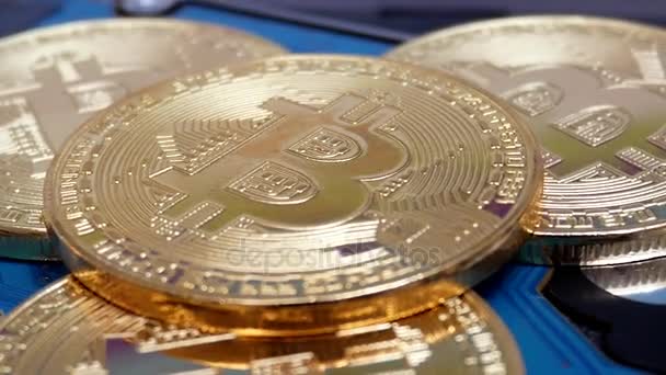Coups de feu crypto monnaie BTC Bitcoin pièces tournant sur un fond bleu — Video