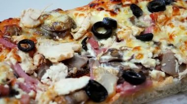 Krem peynir, zeytin, tavuk eti ve sosis parçaları ile pizza