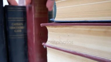 Bookshelf arka plan üzerinde dönen eski eski kitaplar