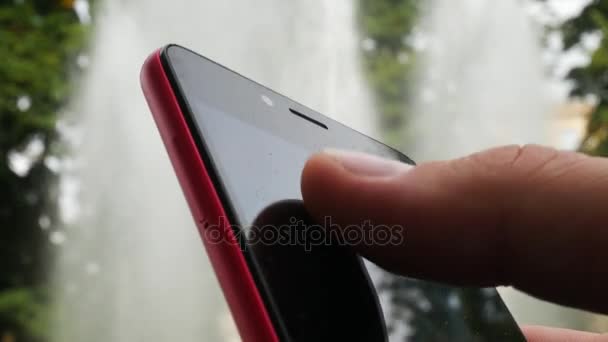 main de l'homme en utilisant le téléphone intelligent