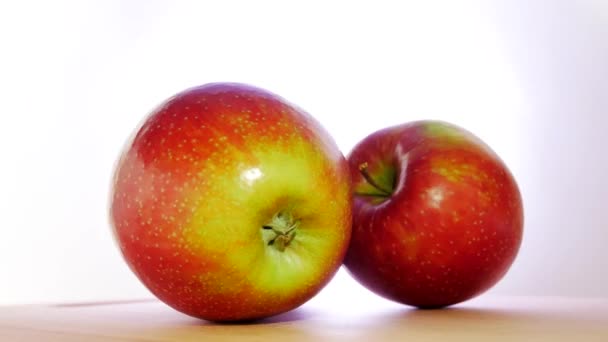 Manzanas rojas amarillas jugosas frescas — Vídeo de stock