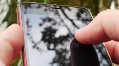 Akıllı telefon kullanan bir adam.