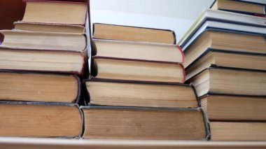 Eski kitaplık kitap yığını
