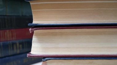 Antik eski kitaplar Bookshelf arka plan üzerinde döndürme