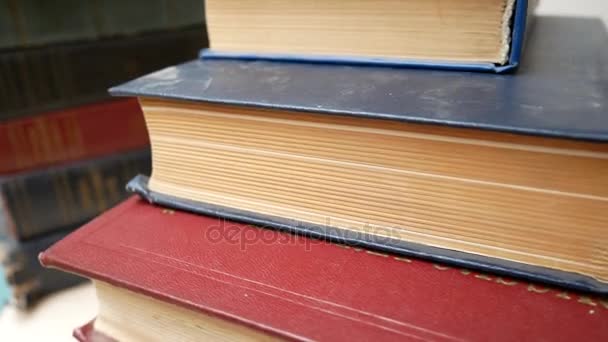 pile de vieux livres sur bibliothèque rotative 