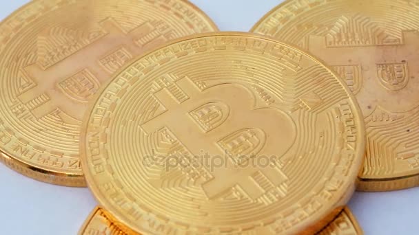 Крипто валюти постріли БТД Bitcoin монети обертається на білому фоні — стокове відео