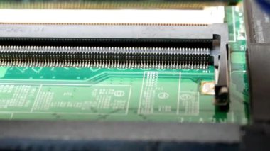 El defter içinde RAM bellek DIMM yükleme