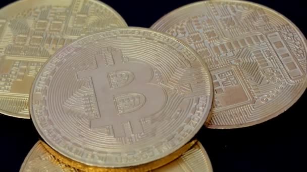 Крипто валюти постріли БТД Bitcoin монети обертається на чорному тлі — стокове відео