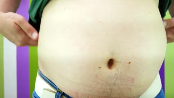 La grasa estomacal de la obesidad joven masculina con el vientre de cerveza — Vídeo de stock