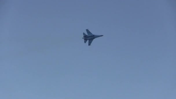 Myśliwiec wojskowy w locie na niebie — Wideo stockowe