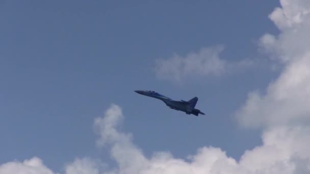 Fighter plane passing over camera in the sky — Stock Video