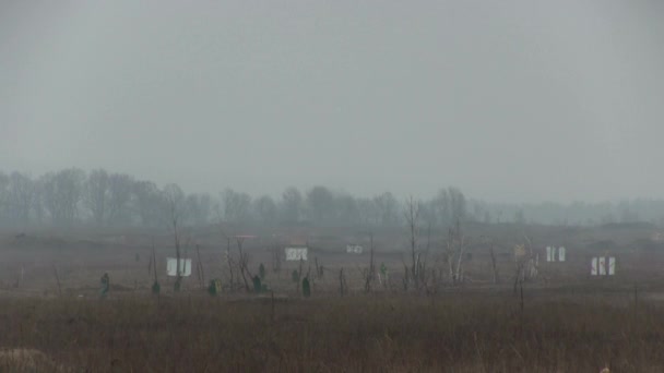 Militär utbildning. Skytte från vapen på mål av combat och tracer kulor — Stockvideo