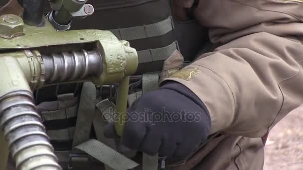 Στρατιωτική οπλίτης με στόχο πριν από πυροβολισμό από κονιάματος 120mm διαμετρήματος στον εχθρό — Αρχείο Βίντεο