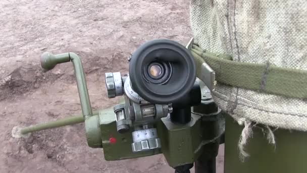 Gunner militare mirato prima di sparare da mortaio 120mm Calibro sul nemico — Video Stock