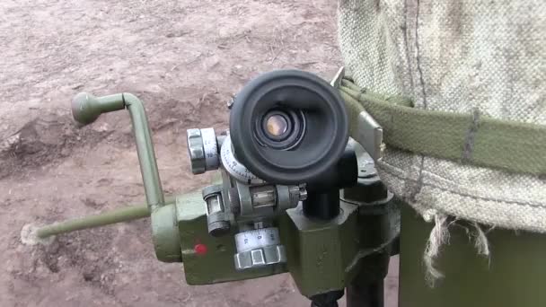 Militaire Gunner gericht voordat schot van Mortier 120mm kaliber op vijand — Stockvideo