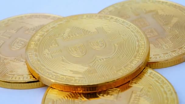 Крипто валюти постріли БТД Bitcoin монети обертається на білому фоні — стокове відео