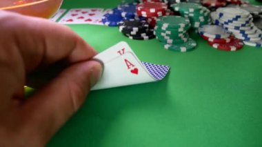 Kazanan Poker fişleri Casino'da masada hareket eder
