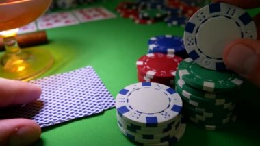 Poker fişleri Casino'da masada kumar oyuncu hamle