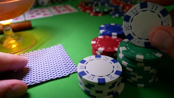 Jugador de apuestas mueve fichas de póquer en la mesa del casino — Vídeo de stock