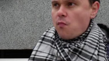 Adam Sokağı'nda sandviç yeme