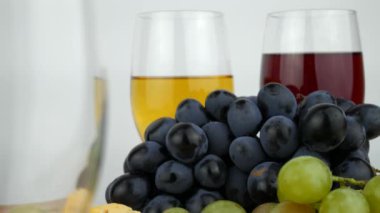 kırmızı şarap cam dökülür