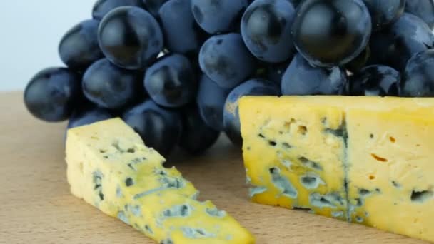 Hard Cheese With Mold, Dark Blue Grapes — Stock Video