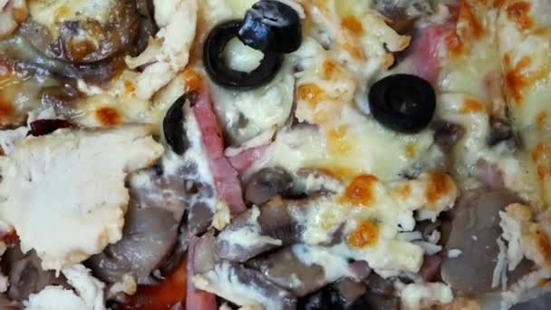 Pizza com creme de queijo, azeitonas, carne de frango e salsichas — Vídeo de Stock
