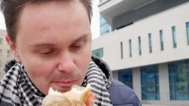 Adam modern Cam building yakınındaki sandviç yeme