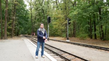 Öğrenci gezgin son tren yüzünden gergin.