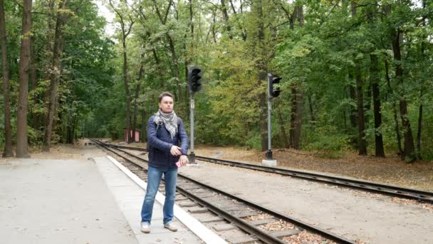 Estudiante viajero está nervioso debido a tren tardío — Vídeos de Stock