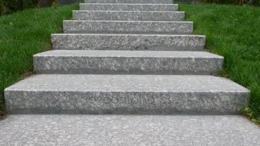 Erkek kot, Memorial granit basamaklarda gider