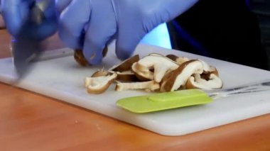 Kesme tahtası üzerinde ahşap tuvaletlerin mutfak pişirme için mantar Dilimleme
