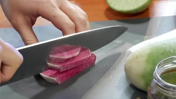 Cortando rosa chinês vermelho carne rabanete chamado melancia rabanete — Vídeo de Stock