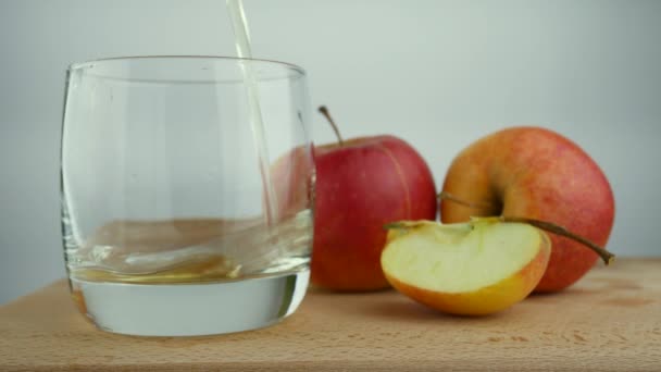 Gießen weißen Saft fließt in Glas — Stockvideo