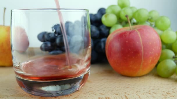 Roter Saft fließt ins Glas — Stockvideo