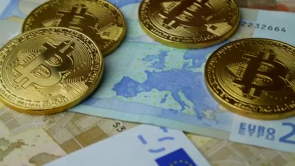 Oro Bitcoin BTC monedas que giran con billetes de euro — Vídeo de stock